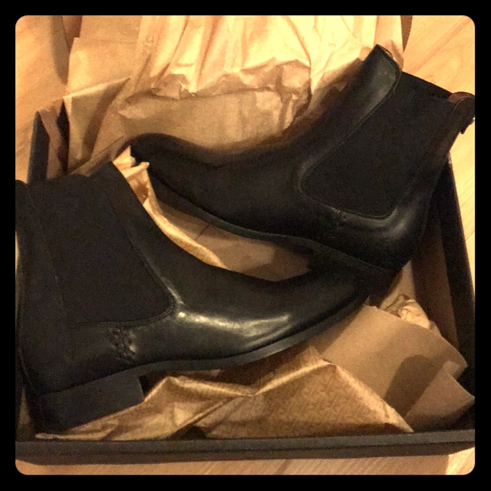 NWT FRYE black leather Chelsea ankle boots Sz 7!